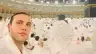 محمد إمام يؤدي مناسك العمرة ويشارك صورة من أمام الكعبة