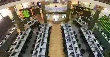 لعبة كبار المساهمين.. صفقات بيع وشراء تغير هياكل ملكية 3 شركات بالبورصة
