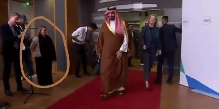 "انخضت".. محمد بن سلمان يشعل تفاعلا بفيديو رد فعل امرأة لحظة دخوله القمة - الخليج برس