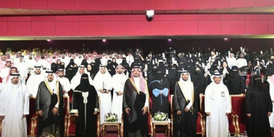 سعود بن جلوي يُكرِّم 250 معلِّمًا ومعلِّمةً بجدَّة