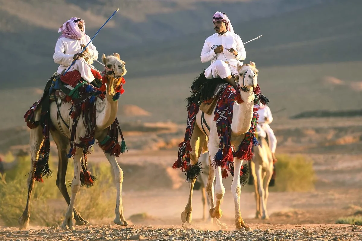 الرزيني وش يرجعون.. من هو الشاعر ناصر الرزيني؟