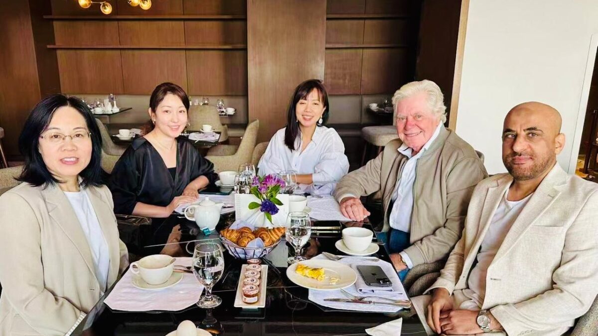 رئيس مهرجان القاهرة السينمائي يستقبل وفد CGTN العربية المشارك بفيلم الأرض العزيزة