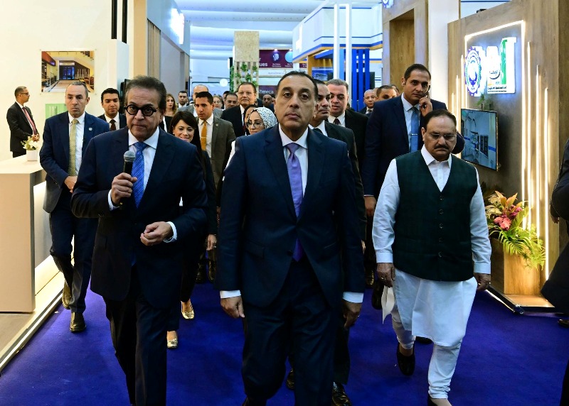 رئيس الوزراء يتفقد معرض "سمارت ديجيتال هيلث جيت"