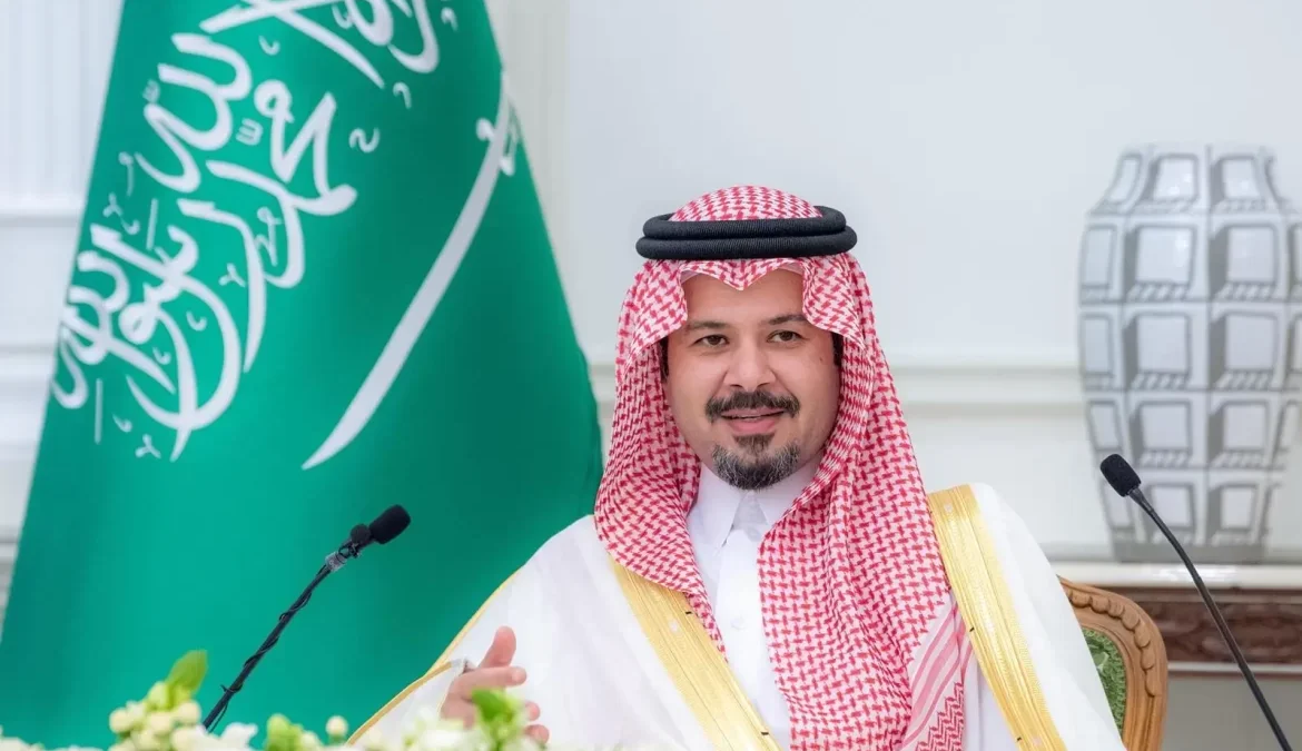 أمير المدينة المنورة يتفقد محافظة المهد ويشدد