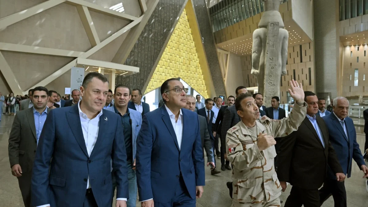 رئيس الوزراء يشيد بالإقبال الكبير على المتحف المصري الكبير