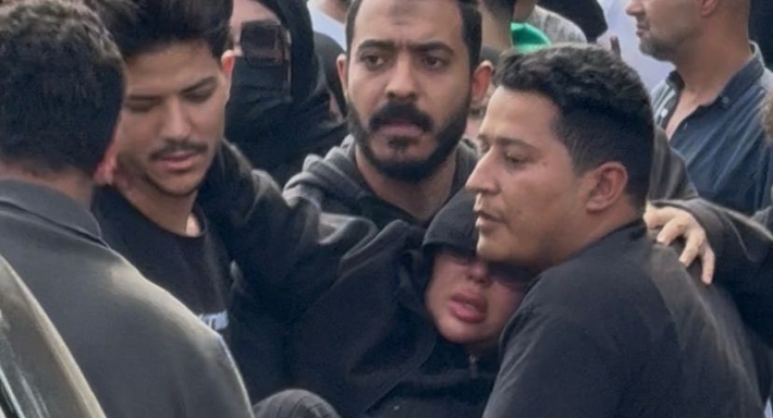 انهيار زوجة المطرب الشعبي إسماعيل الليثي