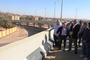 محافظ أسوان يتفقد الموقع المقترح لإنشاء كوبرى مشاة مزلقان كيما