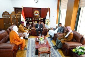 محافظ مطروح يلتقي مشايخ قرية جارة أم الصغير ويستمع لمطالب الأهالي