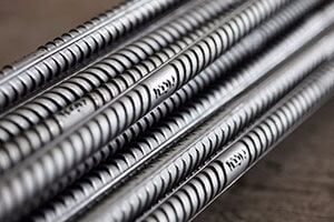 كيف تؤدى الإجراءات الحمائية ضد الواردات المفرطة إلى الحفاظ على الاستثمارات الضخمة فى صناعة الصلب؟