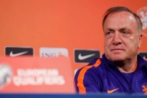 ديك أدفوكات يستقيل من تدريب منتخب كوراساو قبل شهور من بدء منافسات كأس العالم