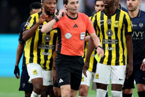 الحمراء في «الكلاسيكو».. كادش رابع اتحادي
                                                2026.02.22 | 01:58 am
                                                اضطرَّ فريق الاتحاد الأول لكرة القدم إلى اللعب منقوصًا أمام الهلال للمرة الرابعة في دوري المحترفين، ومع ذلك استطاع الخروج بنقطة التعادل 1ـ1 من معقل الأزرق، السبت، ضمن الجولة الـ 23 «جولة يوم التأسيس».
وأكمل الاتحاد  ...