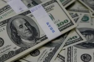 تراجع سعر الدولار مقابل الجنيه خلال منتصف تعاملات اليوم