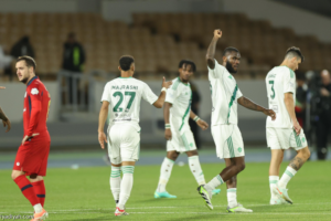 في  48 ساعة.. الأهلي والنصر والهلال يتبادلون الصدارة
                                                2026.02.24 | 01:01 am
                                                في أقل من 48 ساعة، شهدت صدارة دوري روشن السعودي تقلبات مثيرة، بعد تناوب فريق الأهلي الأول لكرة القدم والنصر والهلال على قمة الترتيب.
بدأت القصة السبت، خطف النصر الصدارة  بعد فوزه الكبير على ضيفه الحزم 4ـ0، على ملعب الأول  ...