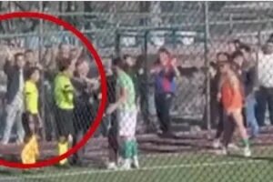 صدمة فى تركيا.. مباراة تنتهى بإلقاء سكوتر على رأس الحكم.. فيديو