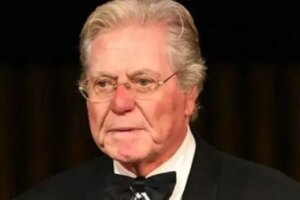 بعد تصريحات حسين فهمي عن السعفة الذهبية.. من هو المخرج الجزائري لخضر حمينة؟