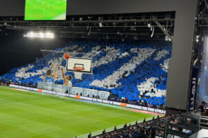 «التيفو».. رمية ثلاثية تحفّز الهلال
                                                2026.02.21 | 11:05 pm
                                                ترجمت مجموعة «القوة الزرقاء»، التي تقود مشجِّعي فريق الهلال الأول لكرة القدم، ثقتها في إحراز «الأزرق» النقاط الثلاث أمام الاتحاد برفع لوحةٍ جماهيريةٍ «تيفو» في مدرَّجات «الكلاسيكو»، السبت، تُجسِّد رميةً ثلاثيةً  ...