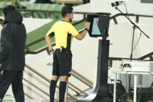 «عطل» يخفي هدف ضمـــك أمـام الأهلي
                                                2026.02.25 | 01:59 am
                                                تعرَّض برنامج تقنية التسلل شبه الآلي إلى عطل مفاجئ في غرفة تقنية الفيديو المساعد «VAR» خلال محاولة التأكد من الهدف الأول لضمك الذي سجله مورلاي سيلا أمام الأهلي في الدقائق الأولى من المباراة التي جرت أمس، وألغي الهدف  ...