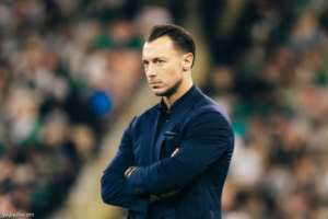 ظهر الأحد.. الأهلي يغادر إلى أبها
                                                2026.02.22 | 01:13 am
                                                قرر الألماني ماتياس يايسله، مدرب فريق الأهلي الأول لكرة القدم، مغادرة بعثة الفريق إلى أبها، ظهر الأحد، لخوض مواجهة ضمك، وإجراء التدريب الختامي على ملعب اللقاء، للمرة الأولى خلال الموسم الجاري، في المسابقات المحلية،  ...