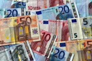 سعر اليورو يفتتح تعاملات اليوم الإثنين 9 مارس 2026 على ارتفاع أمام الجنيه بالبنوك