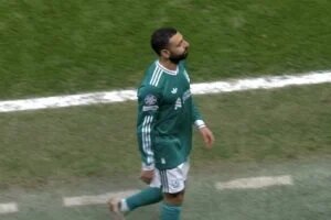 جماهير ليفربول تنتقد سلوت بعد استبدال محمد صلاح مبكرا أمام جالاتا سراى