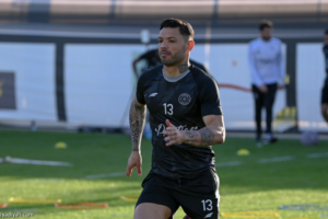 جونيور يغادر الشباب
                                                2026.03.11 | 01:45 am
                                                غادر البرازيلي كارلوس جونيور، لاعب فريق الشباب الأول لكرة القدم، إلى بلاده من أجل إجراء عملية جراحية وفق ما أعلن ناديه، الثلاثاء.
وأوضح النادي العاصمي عبر حسابه الرسمي في منصة «إكس» أن جونيور سيخضع لعملية جراحية في  ...