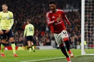 ديالو يقود هجوم مان يونايتد ضد أستون فيلا فى الدوري الإنجليزي