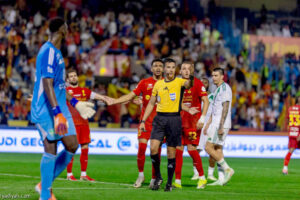 ريشة: الحكم تغاضى عن طرد مجرشي
                                                2026.03.14 | 02:01 am
                                                حمّل المصري محمد كمال ريشة، محلل «الرياضية» التحكيمي، البيروفي كيفن أورتيجا، حكم مباراة فريق القادسية الأول لكرة القدم والأهلي، مسؤولية استمرار الضيف بـ11 لاعبًا منذ الدقيقة 14 وحتى صافرة النهاية، منتقدًا قراره  ...