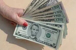 تعرف على سعر الدولار مقابل الجنيه اليوم الثلاثاء قبل بدء جلسة التداول