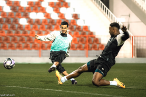 ضمك يفرض تدريبات خاصة على المدافعين
                                                2026.03.10 | 01:11 am
                                                فرض البرازيلي فابيو كاريلي، مدرب فريق ضمك الأول لكرة القدم، تدريبًا إضافيًا على المدافعين، بعد انتهاء التدريب الجماعي، مساء الإثنين على ملعب النادي، وفقًا لما ذكرته مصادر خاصة بـ «الرياضية».
وطبق المدافعون عددًا من  ...