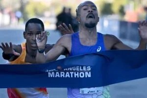 عداء أمريكي يحقق فوزًا دراميًا في ماراثون لوس أنجلوس بفارق 0.01 ثانية