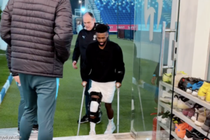 بعكازين.. عيادة الهلال تستقبل اليامي
                                                2026.03.10 | 01:00 am
                                                بدأ حمد اليامي، ظهير أيمن فريق الهلال الأول لكرة القدم، برنامج علاجه داخل النادي، وفق ما أعلن «الأزرق»، مساء الإثنين، عبر حسابه في منصة «إكس».
ونشر الحساب مقطعًا مرئيًا لليامي أثناء دخوله العيادة الطبية للنادي، متكئًا  ...