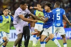 كروزيرو ضد أتلتيكو مينيرو.. 23 بطاقة حمراء بعد مباراة بالدوري البرازيلي.. فيديو