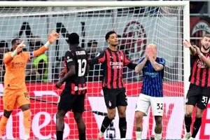 ميلان يحسم الديربي ضد الإنتر بهدف ويشعل قمة الدوري الإيطالي.. فيديو