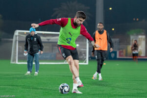 نيفيش يشارك جزئيا.. وأكتشيشيك يغادر إلى باريس
                                                2026.03.11 | 12:31 am
                                                قطع البرتغالي روبن نيفيش، لاعب وسط فريق الهلال الأول لكرة القدم، شوطًا على طريق العودة، بالمشاركة جزئيًا في التدريبات، مساء الثلاثاء، وفق ما بثّه الحساب الرسمي لـ «الأزرق» في منصة «إكس».
وبعد غياب بسبب إصابة في عضلة  ...