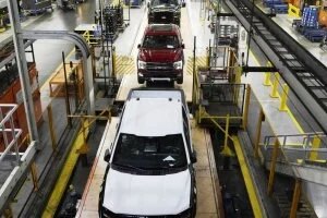 وزراء الصناعة والاستثمار والمالية يبحثون آليات جديدة لتعميق وتوطين صناعة السيارات