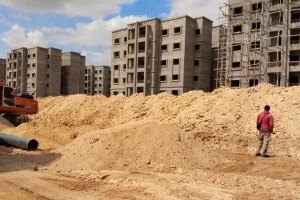 وزيرة الإسكان تتابع موقف تنفيذ مشروعات المرافق بمدينة العبور الجديدة