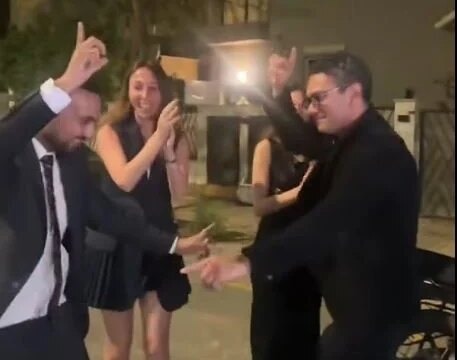 آسر ياسين يحتفل بخطوبة فتاة في الشارع برقص مميز وجبر خواطر (فيديو)