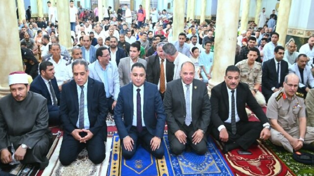 آلاف المواطنين وقيادات البحيرة يشاركوك في صلاة عيد الأضحى بمسجد التوبة بدمنهور