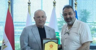 أبو ريدة يتباحث مع مجدي عبد الغني لتعزيز التعاون بين المحترفين والرياضة