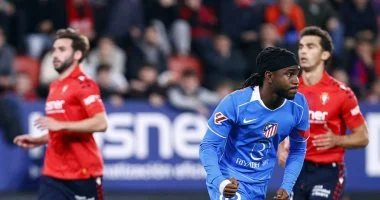 أتلتيكو مدريد ينتزع انتصارًا مثيرًا أمام أوساسونا رغم طرد يورينتي المفاجئ