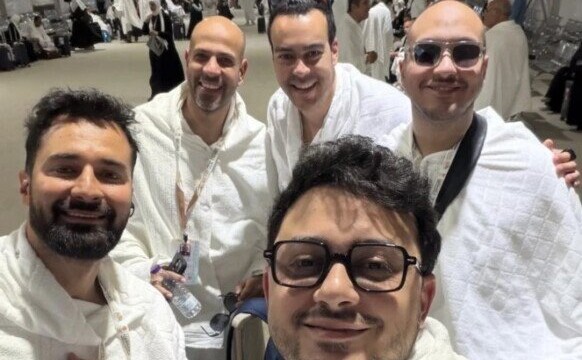 أحمد حاتم يشارك صورة مؤثرة من مناسك الحج ويظهر تألقه في الأجواء الروحانية
