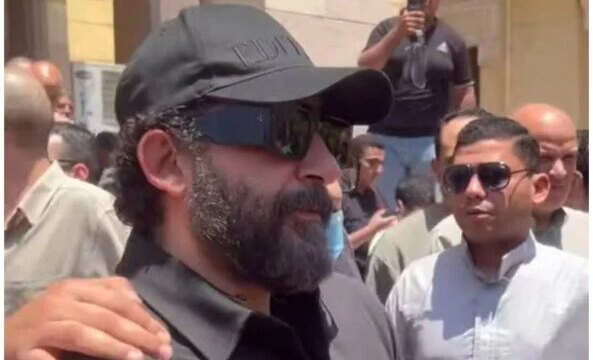 أحمد حلمي يشارك حزنه في وداع والدته دون إقامة عزاء رسمي