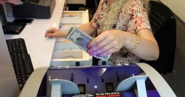 “` أسعار الدولار تتأرجح اليوم: تعرف على أحدث أسعار العملة الأمريكية في البنوك المصرية “`
