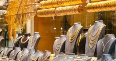 “` أسعار الذهب تشهد استقرارًا اليوم الإثنين 25 مايو 2026 حيث بلغ عيار 21 بدون مصنعية 6870 جنيها “`