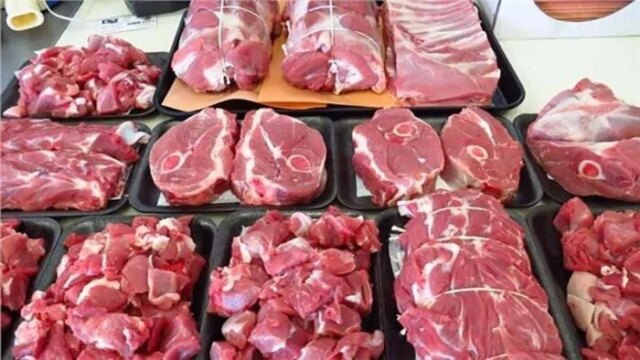 أسعار اللحوم تتصدر المشهد في أول أيام عيد الأضحى المبارك حيث بلغ الكندوز 458 جنيهًا