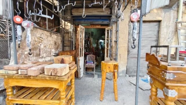 أقدم صُنّاع قُرم ومعدات الجزارة في الإسكندرية يستعدون لعيد الأضحى المبارك