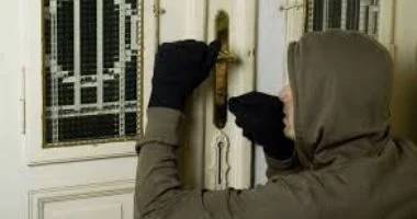إحالة متهم بسرقة الشقق السكنية في النزهة إلى المحكمة لمواجهة التهم