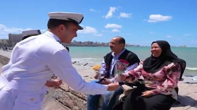 إسكندرية تشهد توزيع رجال الشرطة للورود احتفالًا بعيد الأضحى بين المواطنين