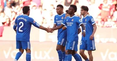 إشبيلية يستضيف ريال مدريد، فينيسيوس يسجل هدف التقدم للملكي بالشوط الأول