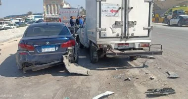 إصابة ثلاثة أفراد في حادث تصادم سيارتين على الطريق الأوسطى اليوم